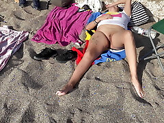 A follower massages my snatch on the beach and I masturbate him
