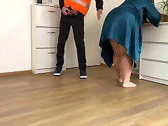 heiße milf - paketzusteller spritzt auf wunderschönen milf-arsch 5 min