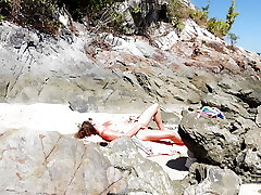 Nudist woman gives me her vulva on a public beach!