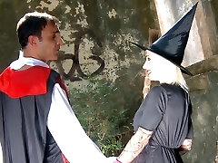 schöne gina snake erfreut zwei hübsche freunde im freien