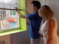 Kunde.. fickt seine ash-blonde Maklerin