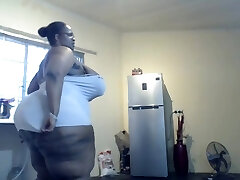 sieh zu, wie südafrikaner mit großem arsch und großen titten milch aus brüsten saugt