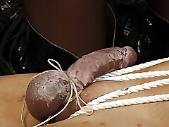 junge brunette herrin fesselt ihren sklaven