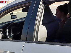 angriff auf die schnitte von zwei nynfekten in der mitte des waldes