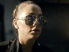 big tit weiblich cop hat ein winzig teenager-resisting arrest