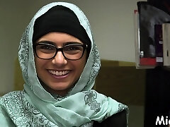 Startling busty latin Mia Khalifa is riding her massager
