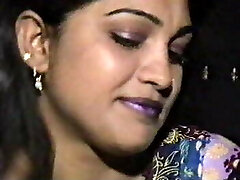 Lahori HEERA MANDI punjabi pakistani dame in threesome