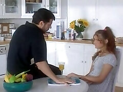 Tata pieprzy swoją młodą падчерицу