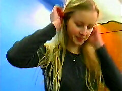 Blondes Doll Solo Mit Dildo und Vibrator 