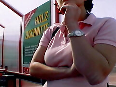a busty i zrogowaciały niemiecki pisklę cieszy przyjemny jej muff na a piknik