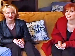 czarny kogut idzie głęboko w rudowłosych dupek