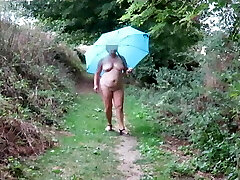 La bourgeoise a poil sous la pluie