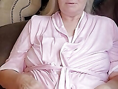 Hot Milf Masturbates Til She Spunks!
