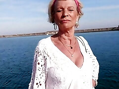 Eva, mature with big funbags wants a hard trio