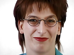 Bilanzbuchhalterin voegelt fake penis vor kamera