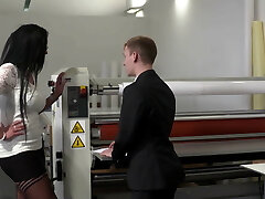 Vivian Skylight in der Druckerei hart gefickt