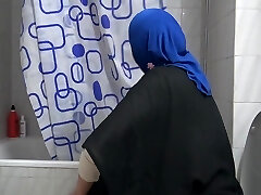 This Muslim Woman Is Shocked !!! She Accidentally Observes My Humungous Cock !!!