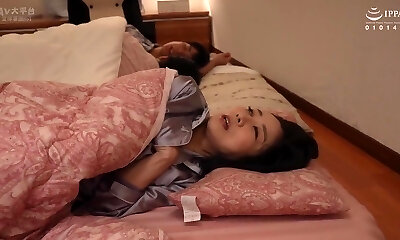 Vec-589[子]她的妈妈谁来住在一个小房子