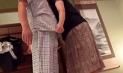 Ayaka Otowa-五十多岁的女士引诱她的继子：部分。1