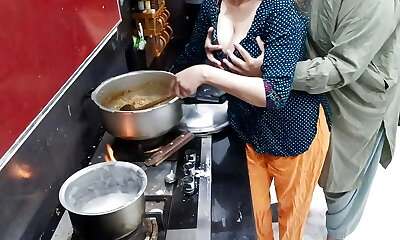 德西家庭主妇肛交在厨房里，而她正在做饭