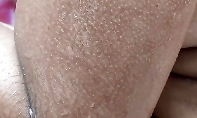 indiano ragazza washes lei perfetto corpo