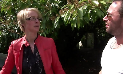 角质的金发成熟黛安Muprhy呻吟声，同时得到性交