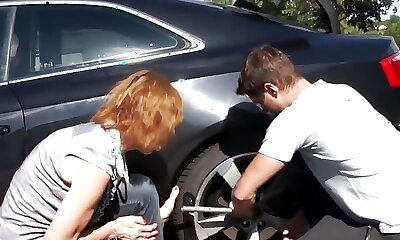 grannys figa ottiene pestate nel parcheggio - nonne