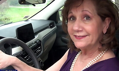 浅黑色的黛米穿着黑色内衣取悦她剃光的阴部