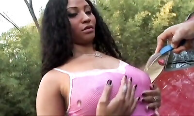 Beauteous丰满的黑色有经验的女人做的家伙快乐通过给一个惊人的打手枪