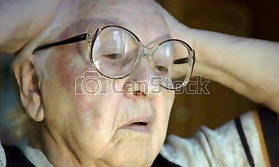 奶奶看着一个大鸡巴