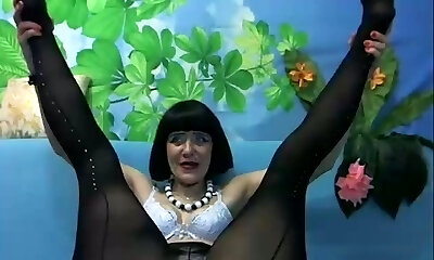 相当灵活的短头发的黑发成熟的荡妇喜欢她的拳交