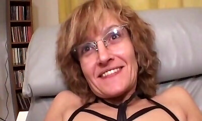 trafitto clitoride mamma succhia e lecca il suo cazzo in close up