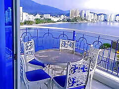 baise sur le balcon surplombant la baie de santa marta, en colombie. je fais une pipe et ils éjaculent sur mes fesses