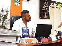 il bidello peruviano si traveste da medico per prendere una donna venezuelana dal culo grosso