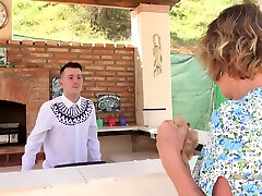 procace maturo cougar signora molly seduce il resort barista