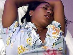madrastra ayuda a hijastro a reducir una erección y termina creampied