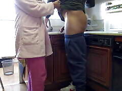 beau-fils baise sa belle-mère durement dans la cuisine