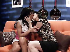 scena lesbica con alyssa reece e il suo amante sono milfs con