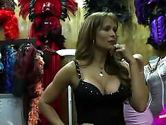 Busty brunette acordo com porra na autoa gobbles down her guys cock and rides him like a slut