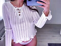 probándose tops con transparencias