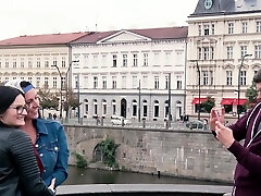 jungs werden von zwei geilen frauen abgeholt