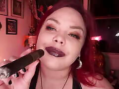 seductia & 039;s offre une remorque sophia sylvan sorcière occulte strapon fumant un cigare