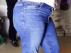The MILF Who Came to Do the Laundry Make Deepthroat and Gets Her Big Ass Too Tight in Her Jeans Fucked by a Worker!