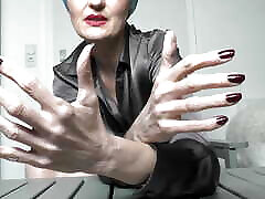 longs ongles rouge foncé et main de poing
