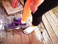 titslapping e pussylapping vicino alla cabina nel bosco