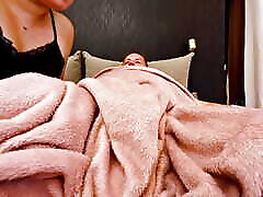 gros plan dune vraie babyy blind mom amateur faisant une excellente pipe matinale et avalant la charge