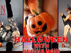 sorcière dhalloween en rtgina sorcière noire avec des citrouilles et un balai. regina noir collants jaunes velma dinkley