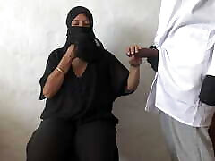 femme musulmane arabe irakienne suçant une grosse bite noire