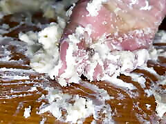 ebano ragazza scopa cupcakes con i suoi piedi