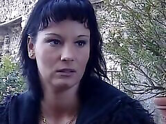 die charmante blonde nikki anderson wurde zu einem echten star, als sie ihren freunden details aus ihrem leben im kult erzählte